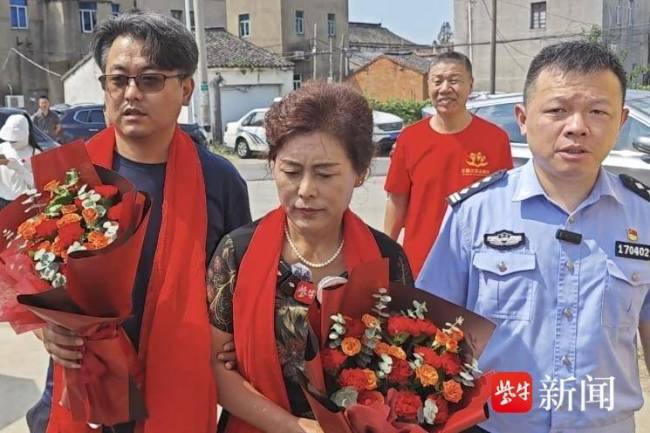女子携亡夫照片回苏州认亲