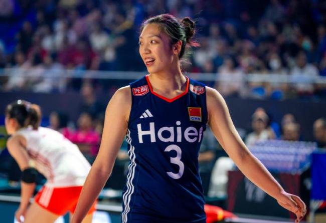 女排23-25哥伦比亚 赵勇局休板脸生气 采访未结束直接走人 第二局心态问题凸显