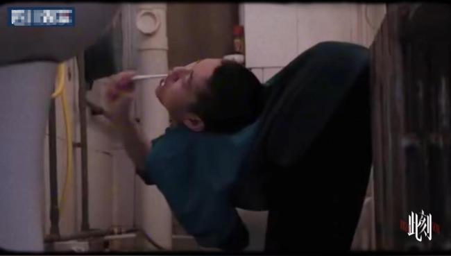“折叠男孩”迈出新生第一步 重获站立希望
