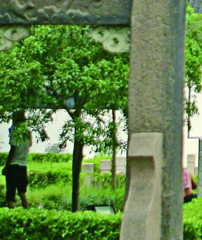 无锡地铁回应宣传图疑有不雅画面 实为持水瓶引发误会
