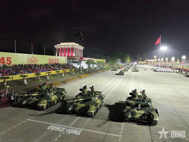 越南空军举行大规模阅兵彩排：战机编队高速飞越城市上空 飞行员舱内敬礼