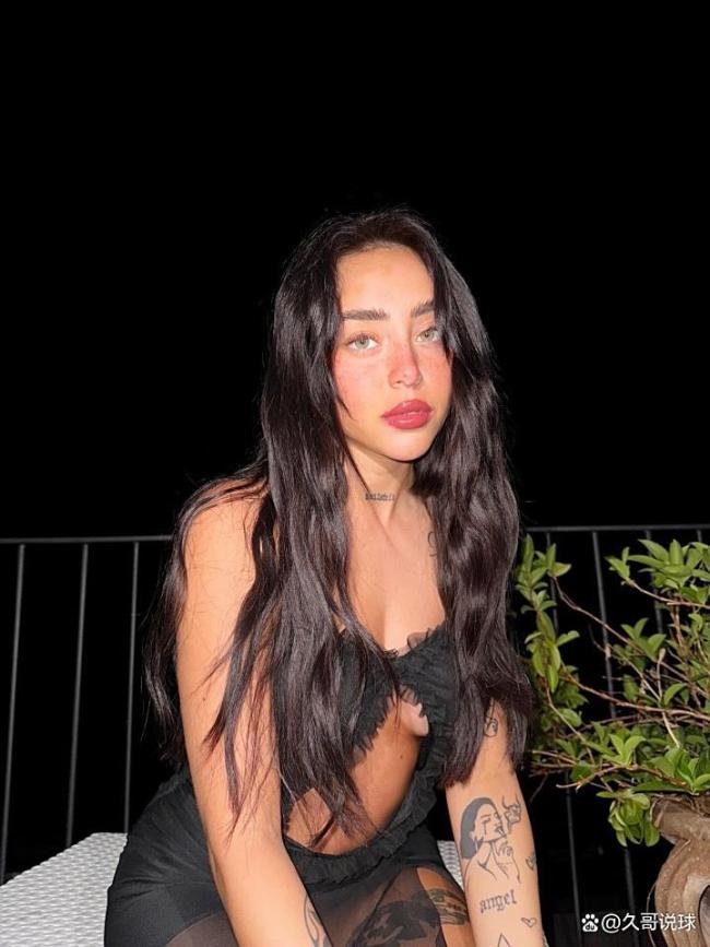 18岁亚马尔官宣恋情 与大7岁女友甜蜜公开