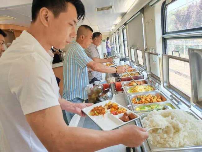 火车自助餐35元4荤4素：售评还是比较不错的