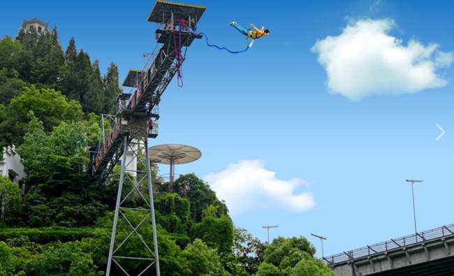 景区游客从40米高空坠落:水里有血迹 蹦极事故惊魂一刻