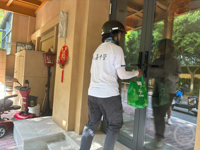重庆18岁准大学生每天送外卖10小时 体验生活不易