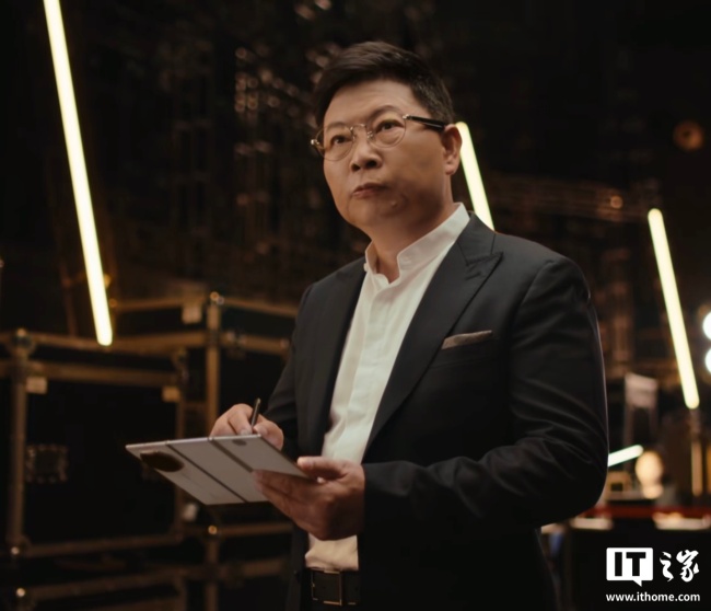 余承东曝新款三折叠支持手写笔 华为Mate XTs即将发布