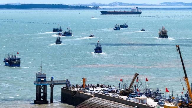 实拍！高铁和渔船同框瞬间，绝了！