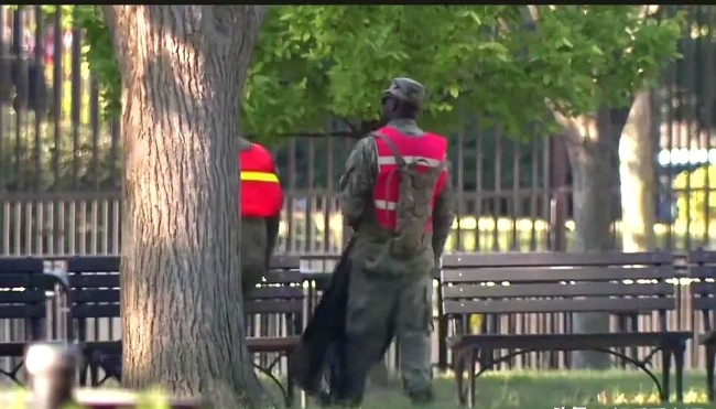 现场：美军士兵在白宫附近捡垃圾