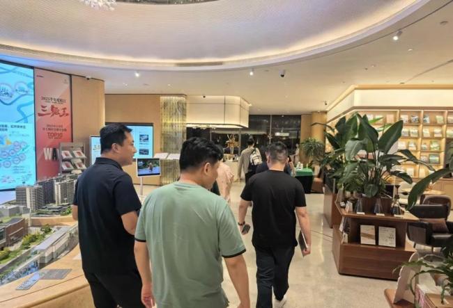 上海许多人连夜出动看房
