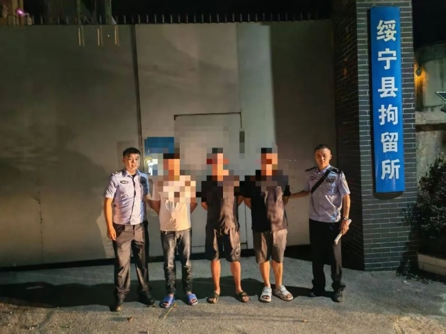 两电动车对峙 从天亮僵持到天黑 斗气引发长时间对峙
