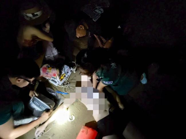 游客下海游泳溺水众人救援