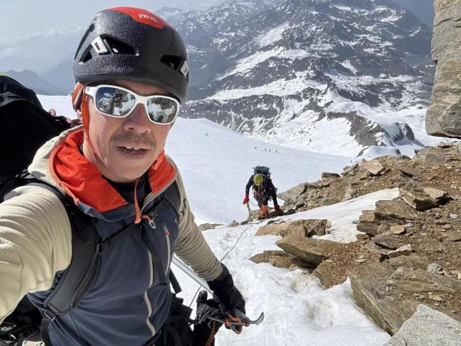 为救被困女登山家俄一架直升机坠毁，已有登山人员遇难