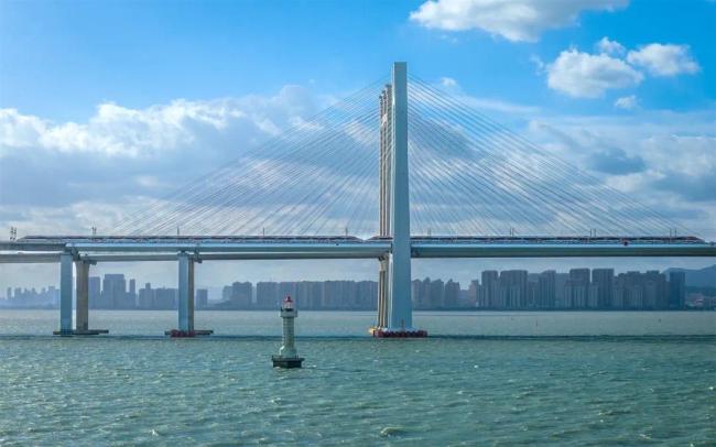 实拍！高铁和渔船同框瞬间，绝了！