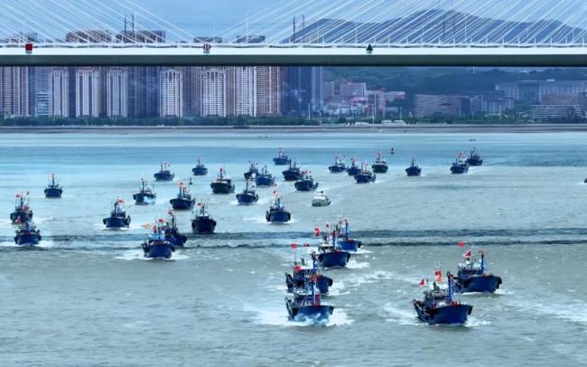 实拍！高铁和渔船同框瞬间，绝了！