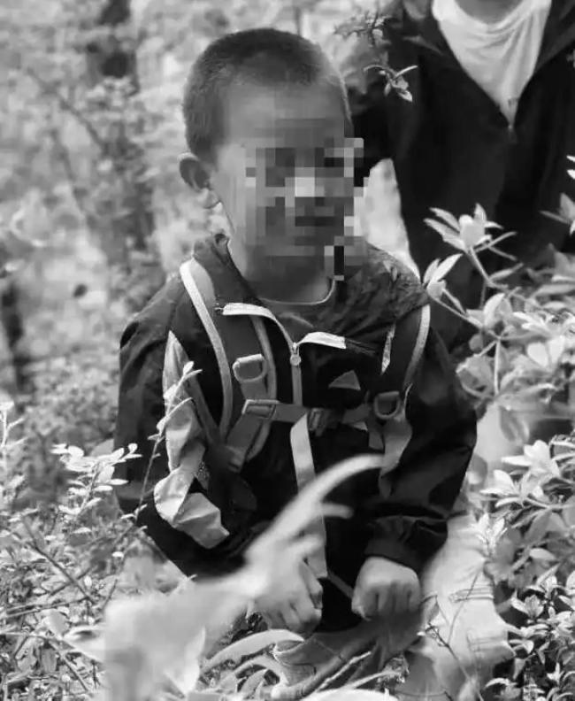 8岁男童死因公布,父亲:又冷又饿中死亡 夏令营机构严重失职