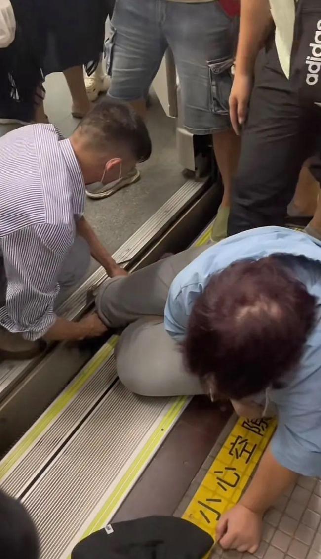 上海地铁回应乘客踩空腿卡缝隙 迅速救援确保安全