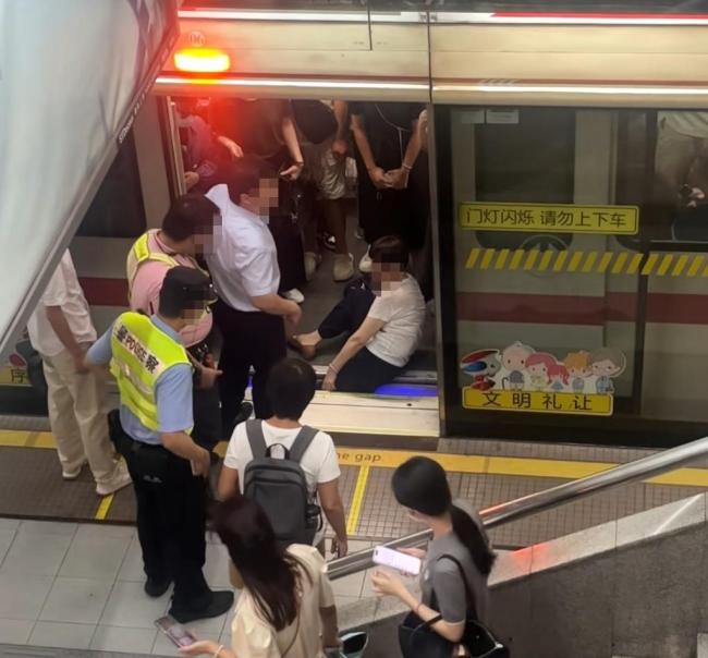 上海地铁回应乘客腿卡缝隙