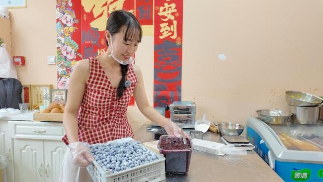 重庆妹结缘山东小伙一年卖80万个烤馒头 南北风味碰撞融合