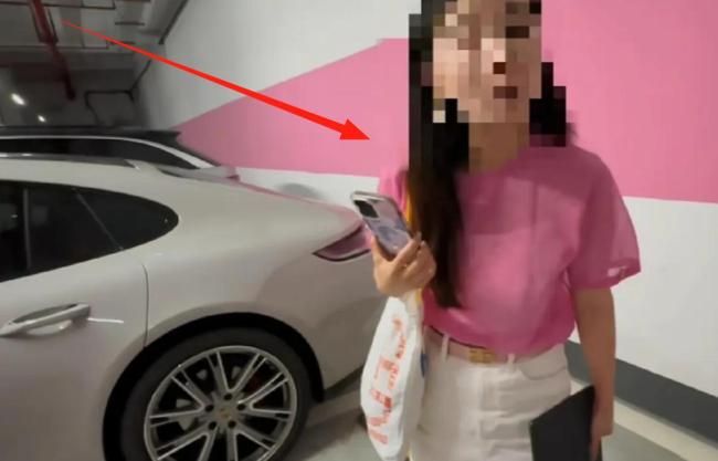 保时捷女车主一车占两位反教育旁车车主 素质何在？