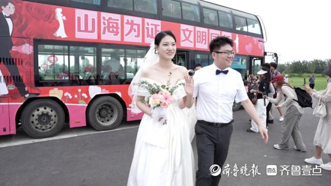 24对新人齐坐“公交婚车” 文明婚俗新风尚