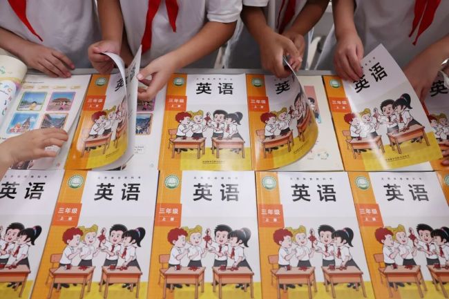 新版英语教材把孩子难哭？出版社回应 适应过程需时日