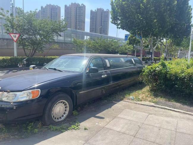 加长林肯“僵尸车”被弃路边5年多