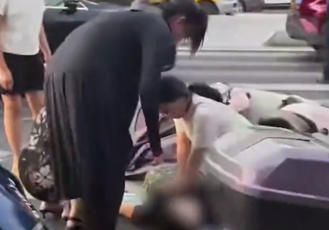 跪地救援倒地女子当事女生否认怀孕：当时背着小包被防晒衣遮住了