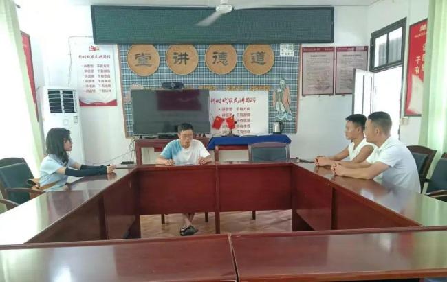 父亲回应22岁女儿车祸去世 年轻村支书离世引惋惜