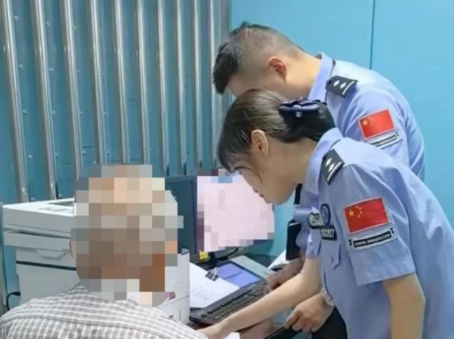 大爷改年龄被查却说别告诉女朋友 为爱“减龄”闹剧