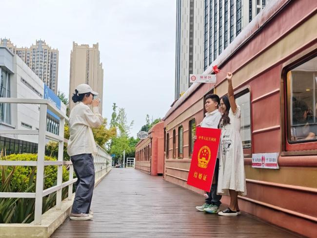 七夕领证现场的“显眼包”七夕领证现场甜度爆表