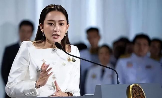 佩通坦解职后露面 微笑向记者问好 政治风暴中的微笑