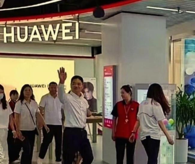 刘强东带妻子观战苏超 京东助力家乡球队