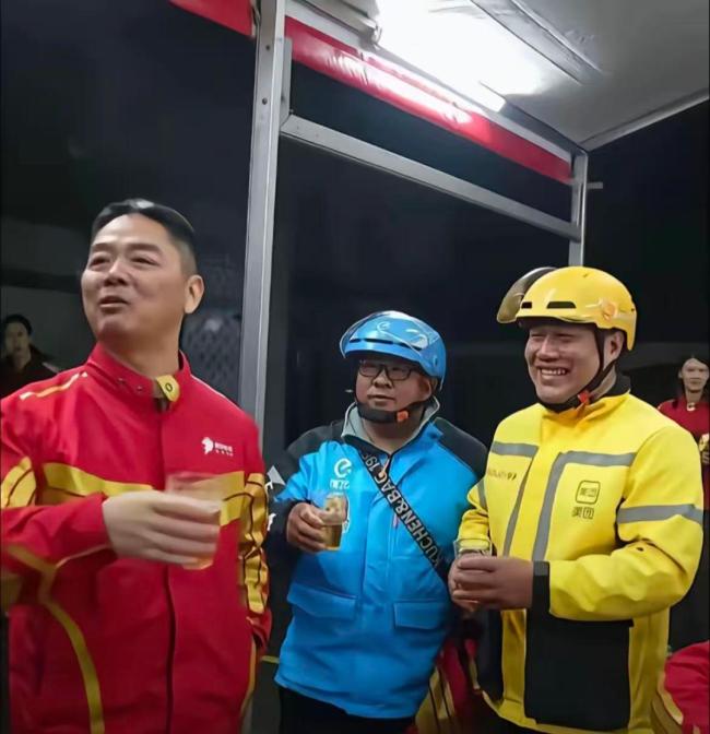 刘强东夜市用塑料碗和乡亲们喝酒 真性情获赞