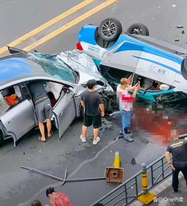 两车斗气 出租车被撞至对向车道 危险驾驶引发热议