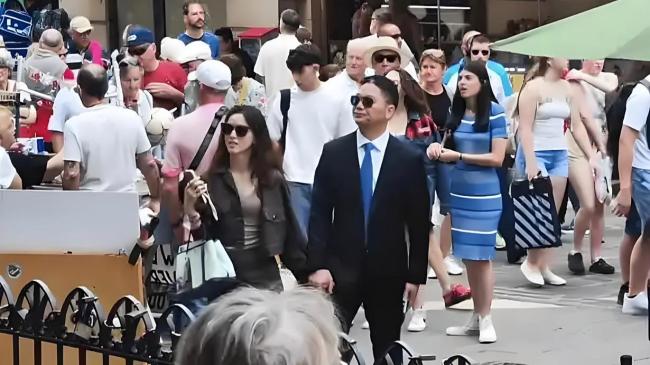 刘强东见证宿迁队进球后振臂高呼 故乡情深助力体育