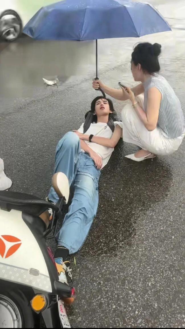 热心女子给被撞男孩撑伞被质疑拍戏 非摆拍善举获赞