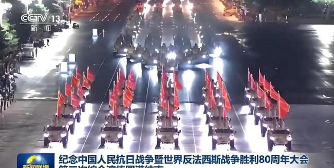 越南军人悄悄用手机记录中国仪仗兵 引发越南网友热议