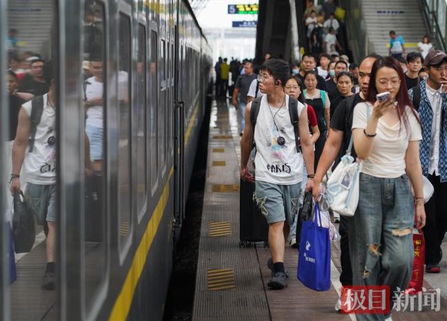 2025年铁路暑运圆满收官 旅客发送量创新高