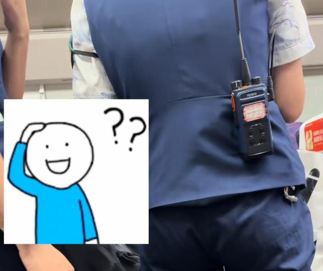 高铁上一女子狂推前排椅背前排乘客淡定不语 座位调节引发争执