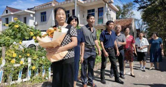 男婴被送养60年后与家人团圆