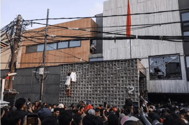 印尼政府同意削减议员福利