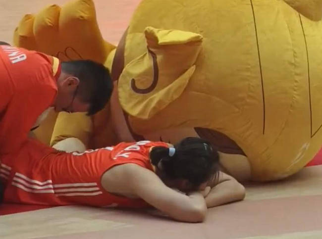 被法国淘汰！吴梦洁自责痛哭，吉祥物安慰龚翔宇，好好总结吧！ 期待未来突破