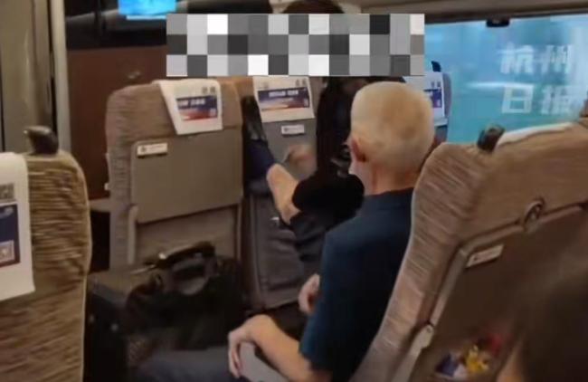 高铁上一女子狂推前排椅背前排乘客淡定不语 座位调节引发争执