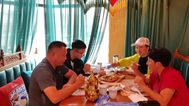 夫妻自驾3700公里送儿子去新疆上学 沿途游玩直播记录旅程