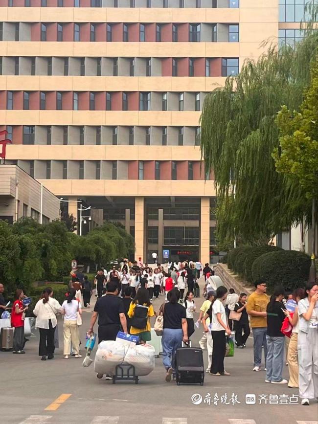 一起报到！52岁乡村医生与儿子考入同一专业，网友：以后多尴尬 父子同窗成佳话