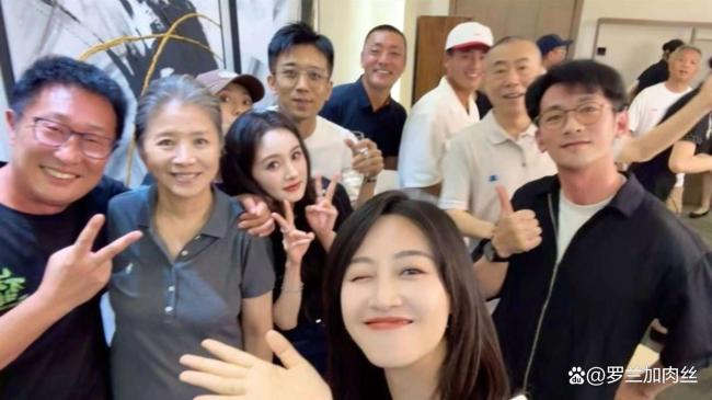 生万物庆功宴大合照 快意氛围见证剧组情深