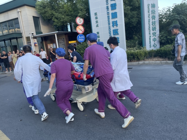 直升機(jī)疾馳為危重傷者搶出黃金4小時(shí) 航空救援顯神威