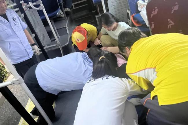 女乘客晕倒 3名文明引导员齐力相助 车厢里的温暖救援