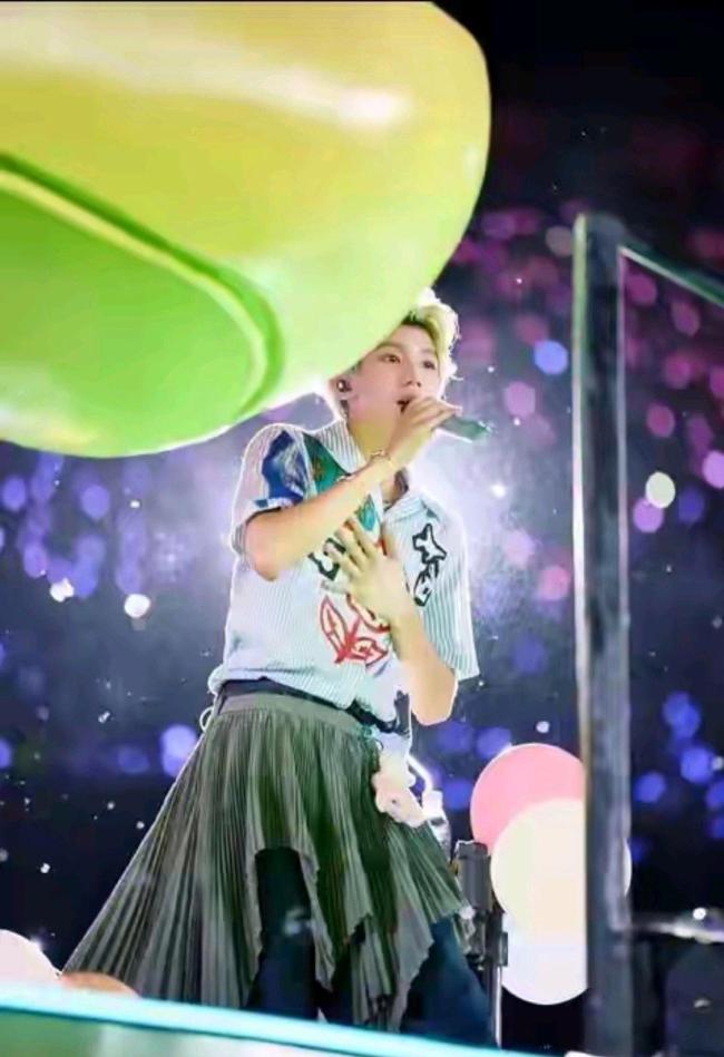 王源00后鸟巢第一人 燃爆宇宙演唱会