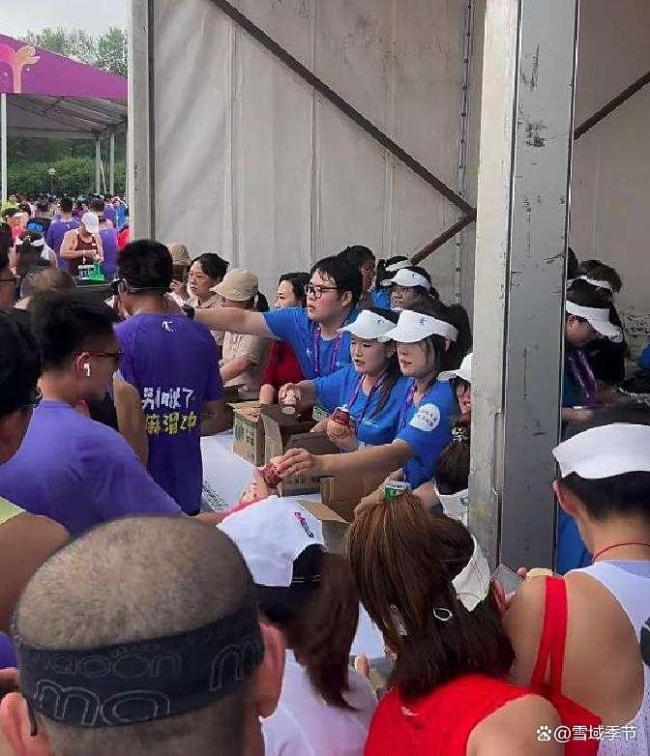 女子参加马拉松比赛边跑边吃